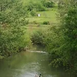River Bank & Castle View Apartament *